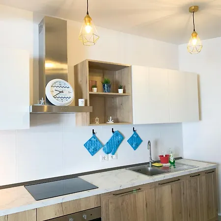 Conero-alba Al Mare-bilocale E Corte-stella *